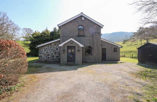 YSGUBOR WEN, family friendly, character holiday cottage in Llanrwst