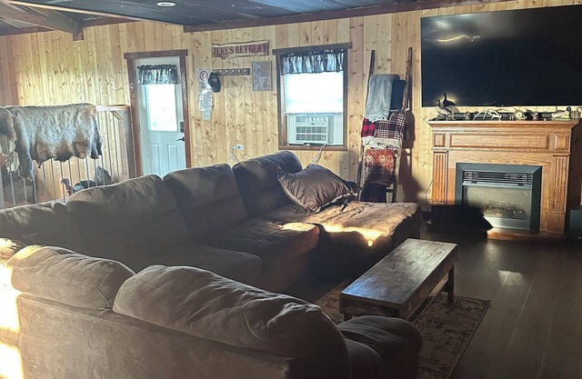 Zeke’s Retreat – Hunter’s Getaway with On-Site Taxidermy Shop