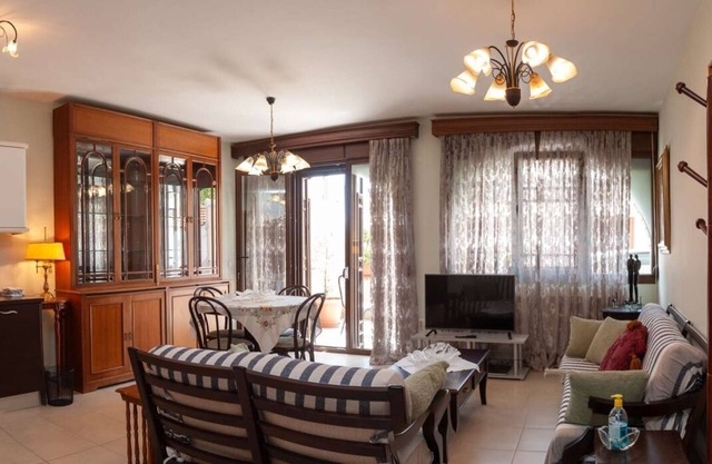 Zennova #8 Kastra Apartment