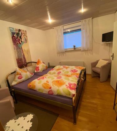 Zimmer 1 inkl eigenem Bad und Parkplatz