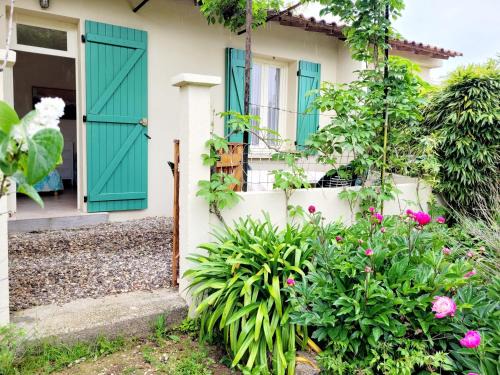 Le Brusc House | Écrin de verdure de 45 m2 - Plage à 400m - Jardin, Parking privé, WIFI