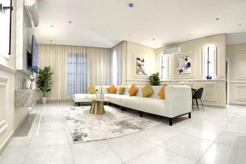 Riyadh Apartment | شقة بتصميم فاخر وصالة مريحه
