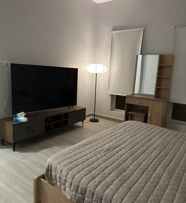 Al Hofuf Apartment | غرفة نوم خلف بلك كوفي