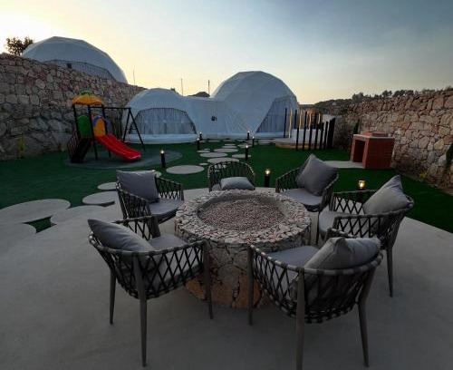 Al Hada Ski Chalet | في كامب الهدا v camp