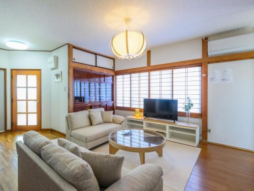 Nikko House | 新装開業 世界遺産と東武日光駅に至近 広いリビング 貸切 家族団体に最適