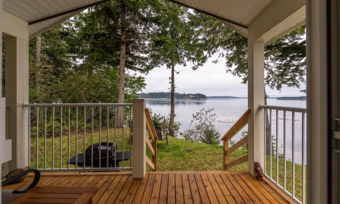 Regional District of Mount Waddington Cottage | 04 - Eagle's Nest Cottage By The Sea at Alder Bay