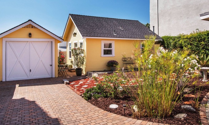 South Redondo Cottage | 1 1/2 blocks to the Beach