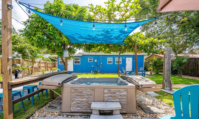 Tarpon River House | 1/1, king-sized bed, kitchen, hot tub, BBQ, porch, patio. FREE wifi & parking.