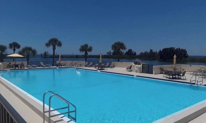 Hudson Condo | 1/1, waterfront, Hudson, private beach! #410