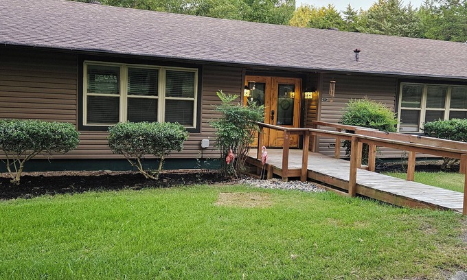 Wills Point House | 1.3 acre walking dist to Lake T St Park, wifi, arcade games, fishing gear