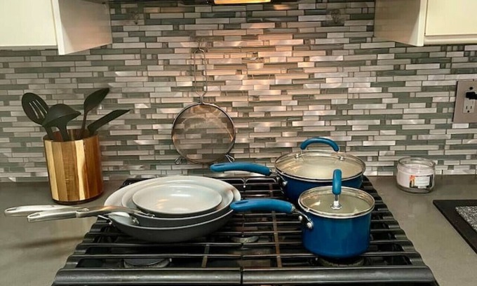 Greater South River City Apartment | 1 Bdrm Poolside Garden Condo
