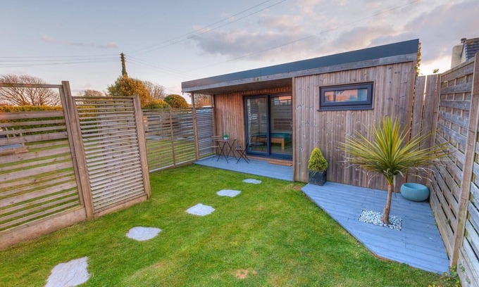 Saint Erth Praze Cabin | 1 Bed Cabin. Parking. Private & secure Garden. Pets welcome. Nr to beaches/walks