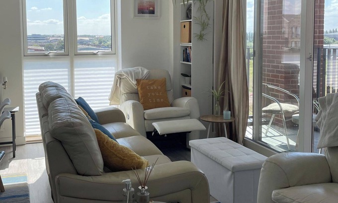 South Hornchurch Apartment | 1 Bed - Sleeps 4 - Parking, Pets, Wifi