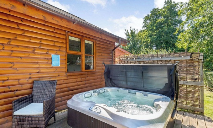 Kilcot Ski Chalet | 1 bedroom accommodation in Kilcot, Newent