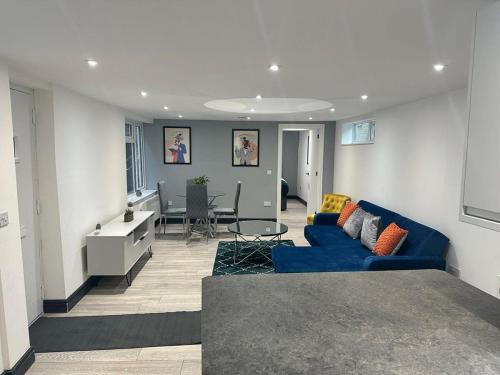 Huntingdon Apartment | 1 Bedroom Apartment - Abacus House - Huntingdon Town Centre - Contractor Friendly - Free Parking - Full Kitchen - Washer Dryer - Spacious - Ideal for Work Stays