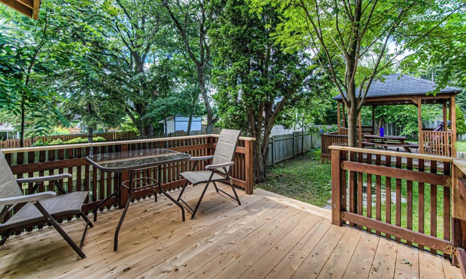 Waterloo Apartment | 1 Bedroom Apartment in North Waterloo w Private Patio - Close to UW, Tech Park