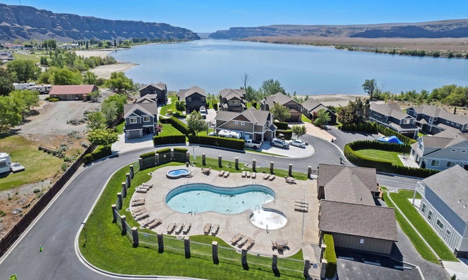 Quincy Condo | 1-bedroom Condo in Crescent Bar. Pool, Spa, Close to Beach, Golf, River