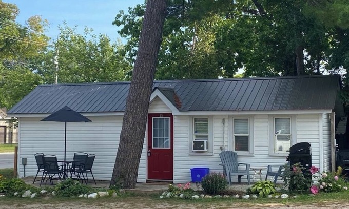 Wasaga Beach Cottage | 1 bedroom cottage, 2 min. walk to Beach 1