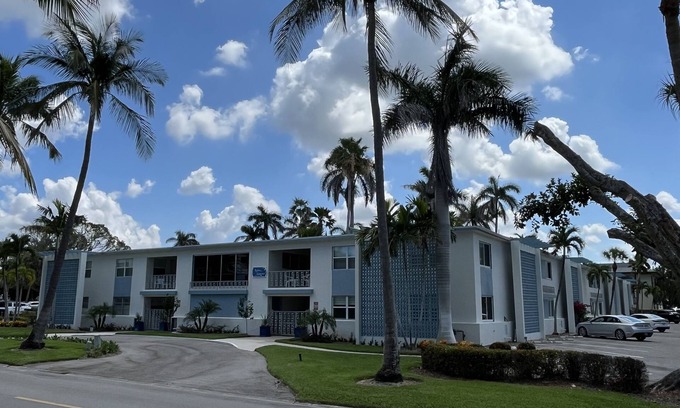 Old Naples Condo | 1 Block to Beach, heart of Old Naples, renovated fall ’23, Perfect Location