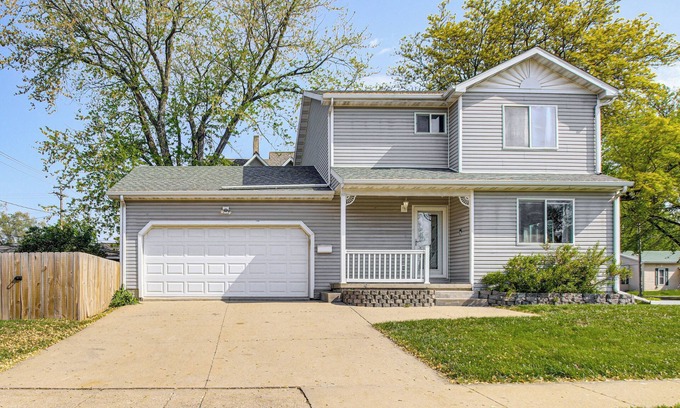 Oskaloosa House | 1 Block to Dtwn Oskaloosa: Family Home w/Deck!