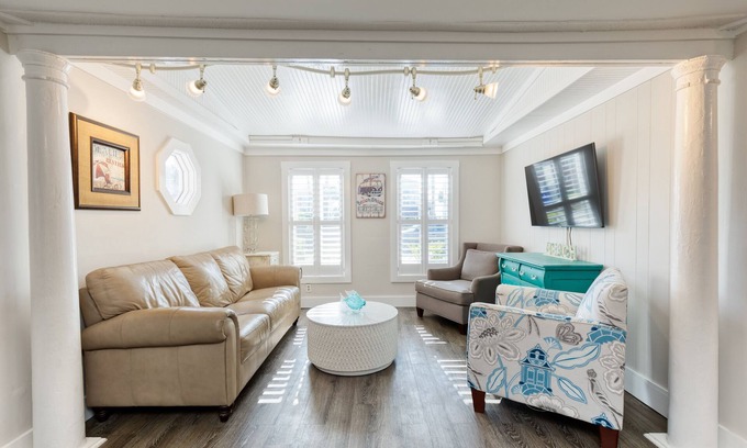 Folly Beach Cottage | 1 Block to THE MOTHER SEA. Super easy and quick walk.