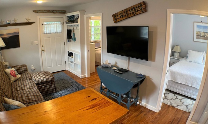 Wall Cottage | 1 Block to the Sea and Sand! Week of Sept 14 available!