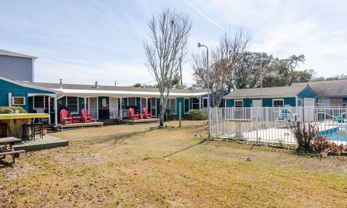 Kure Beach Apartment | 1 BR Efficiency in Private Historic Motel w pool!