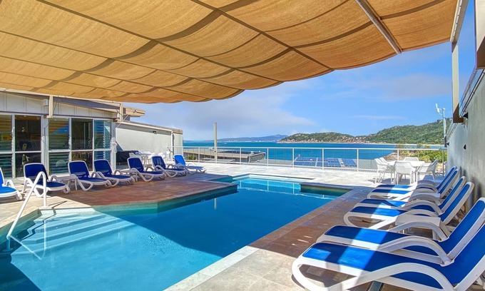 Nelly Bay Apartment | 1 Bright Point Apartment 1407