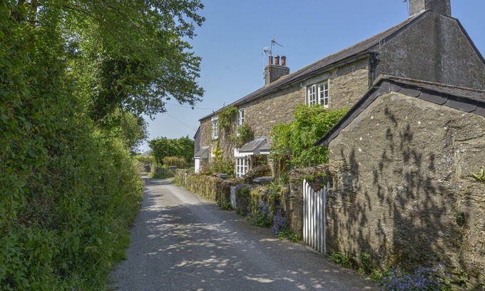 Burgh Island Cottage | 1 GABBERWELL COTTAGES, pet friendly, with open fire in Kingston