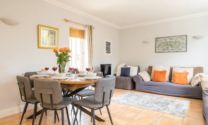 Saxmundham Cottage | 1 Hazelwood - sleeps 6 guests in 3 bedrooms