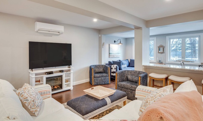 Wells Cottage | 1 Mi to Drakes Island Beach: Cottage w/Deck!