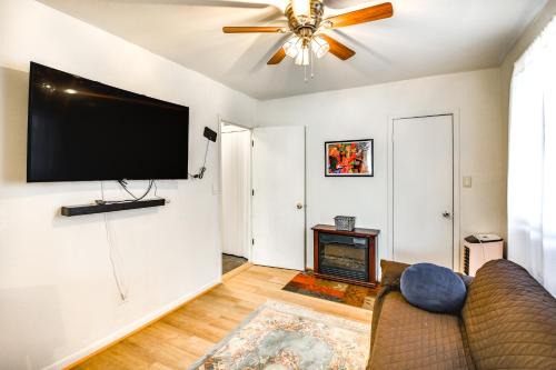 Downtown Apartment | 1 Mi to Dtwn Remote Work-Friendly Apt in Hampton!