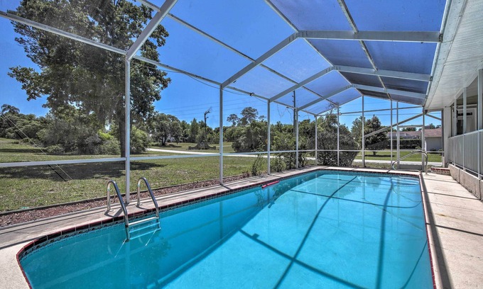 Spring Hill House | 1 Mi to Weeki Wachee: Home w/Pool in Spring Hill