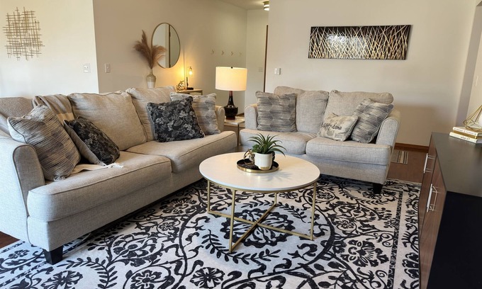 Bolivar House | 1 Mile Walk to SBU! Convenience and comfort meet!