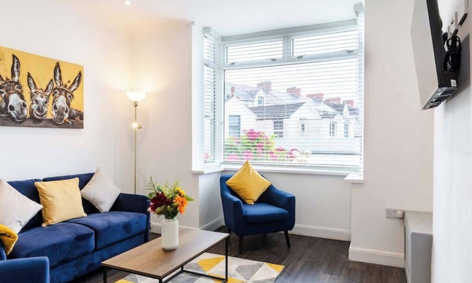 Aberdulais House | 1-min walk to High St, 3-min to Mumbles beach