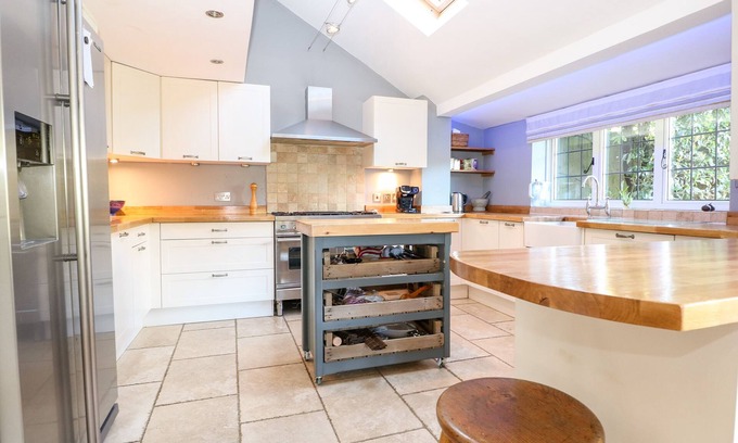 Godalming Cottage | 1 NORTHSIDE COTTAGES, pet friendly, with pool in Godalming