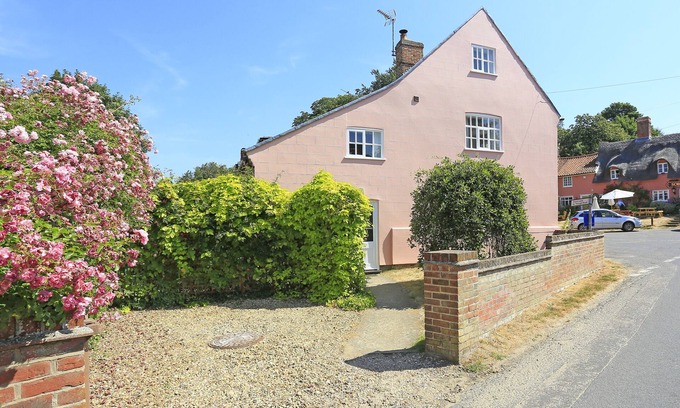 Martlesham Heath House | 1 The Knoll - Three Bedroom House, Sleeps 6