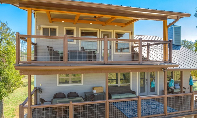 Del Valle House | 10 acre property 2.5 miles from circuit of the Americas, 20 minutes from Austin