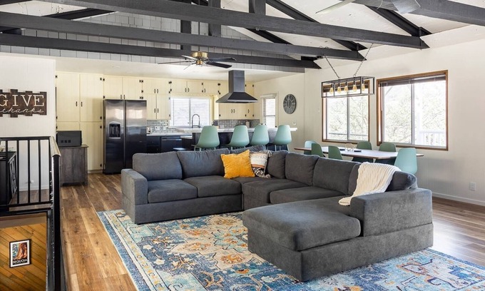 Kaweah House | 10 Mi Sequoia National Park Entrance, Deck w/View