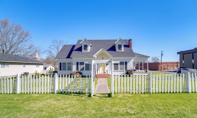 Vivian Cottage | 10 Mi to Caddo Lake: Charming Cottage in Vivian!