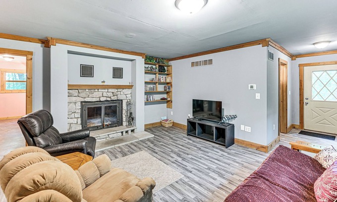 Granger House | 10 Mi to Notre Dame: Family Retreat in Granger