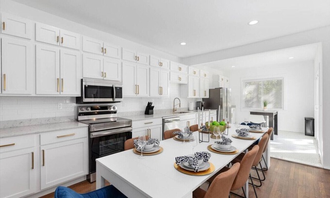 Detroit House | 10 Min Dwtn - 8 Beds, incl. 3 King Size -Sleeps 14