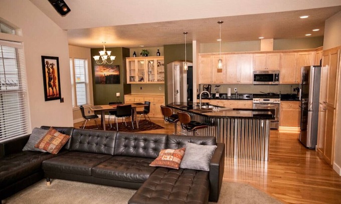 Alvadore House | 10 Min From The Airport & 15 Min From The U of O