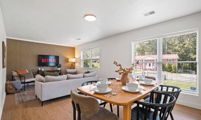 Summerlee House | 10 min to NRG & ACE | Gorge Getaway, Pet-Friendly