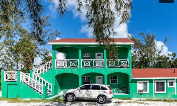 Long Bay Hills House | 10 mins away from world number 1 award winning Grace Bay Beach