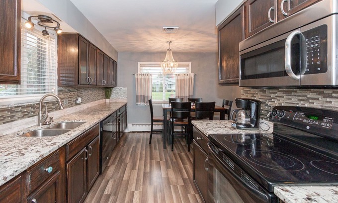 Lawrence House | 10 minutes from DOWNTOWN & TAYLOR SWIFT LARGE SPACE