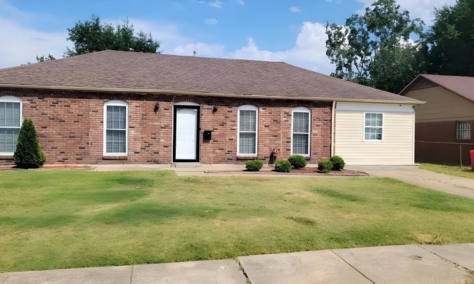 West Memphis House | 10 minutes from downtown Memphis. 4 bed 2 bath with a den and living room.