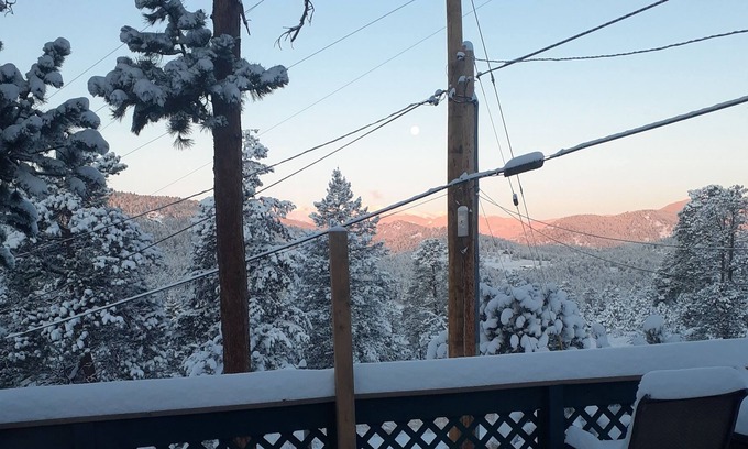 Evergreen Meadows Cabin | 10 minutes to evergreen lake and downtown evergreen and 20 minutes to red rocks!