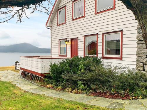 Gulen Municipality House | 10 person holiday home in Brekke