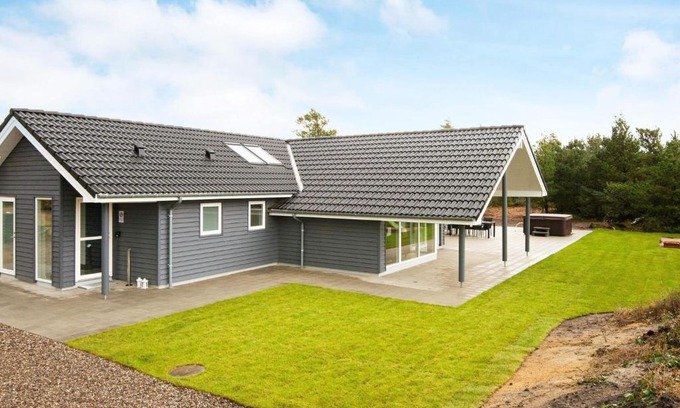 Sønderstrand House | 10 person holiday home in R m